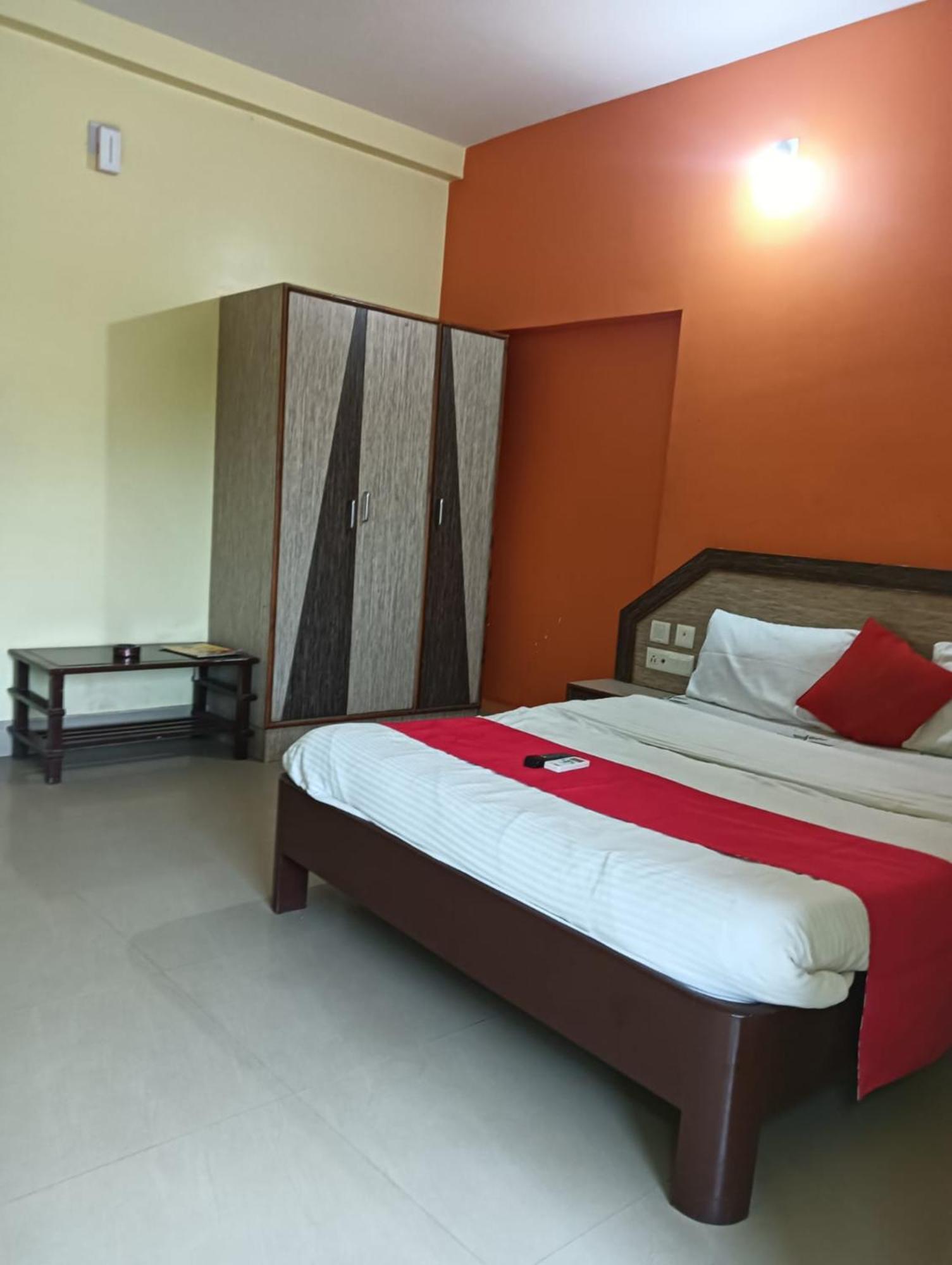 Hotel D2 Holiday Inn -Near Niladri Sea Beach - Puri - Official Verified Buitenkant foto