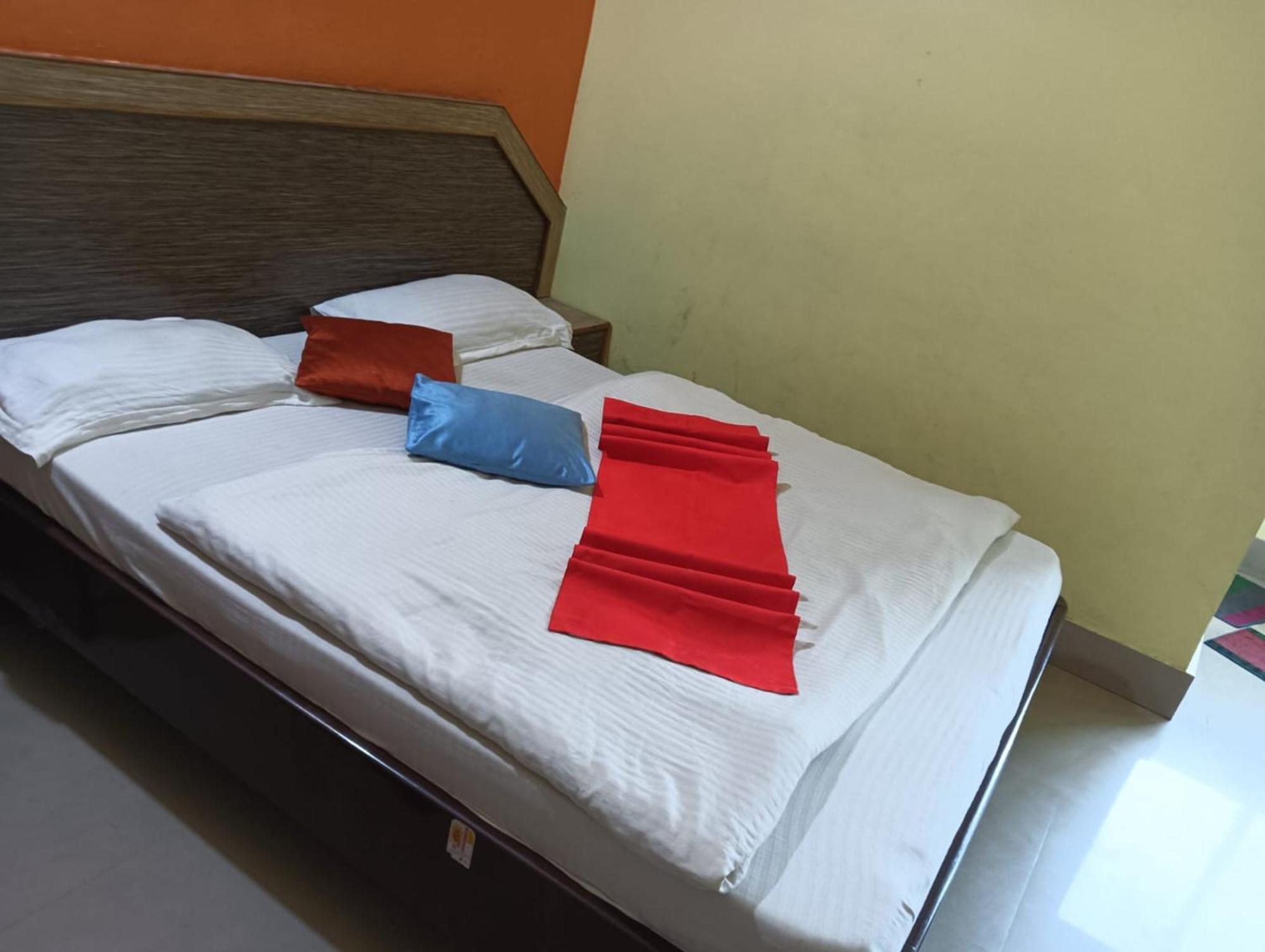 Hotel D2 Holiday Inn -Near Niladri Sea Beach - Puri - Official Verified Buitenkant foto