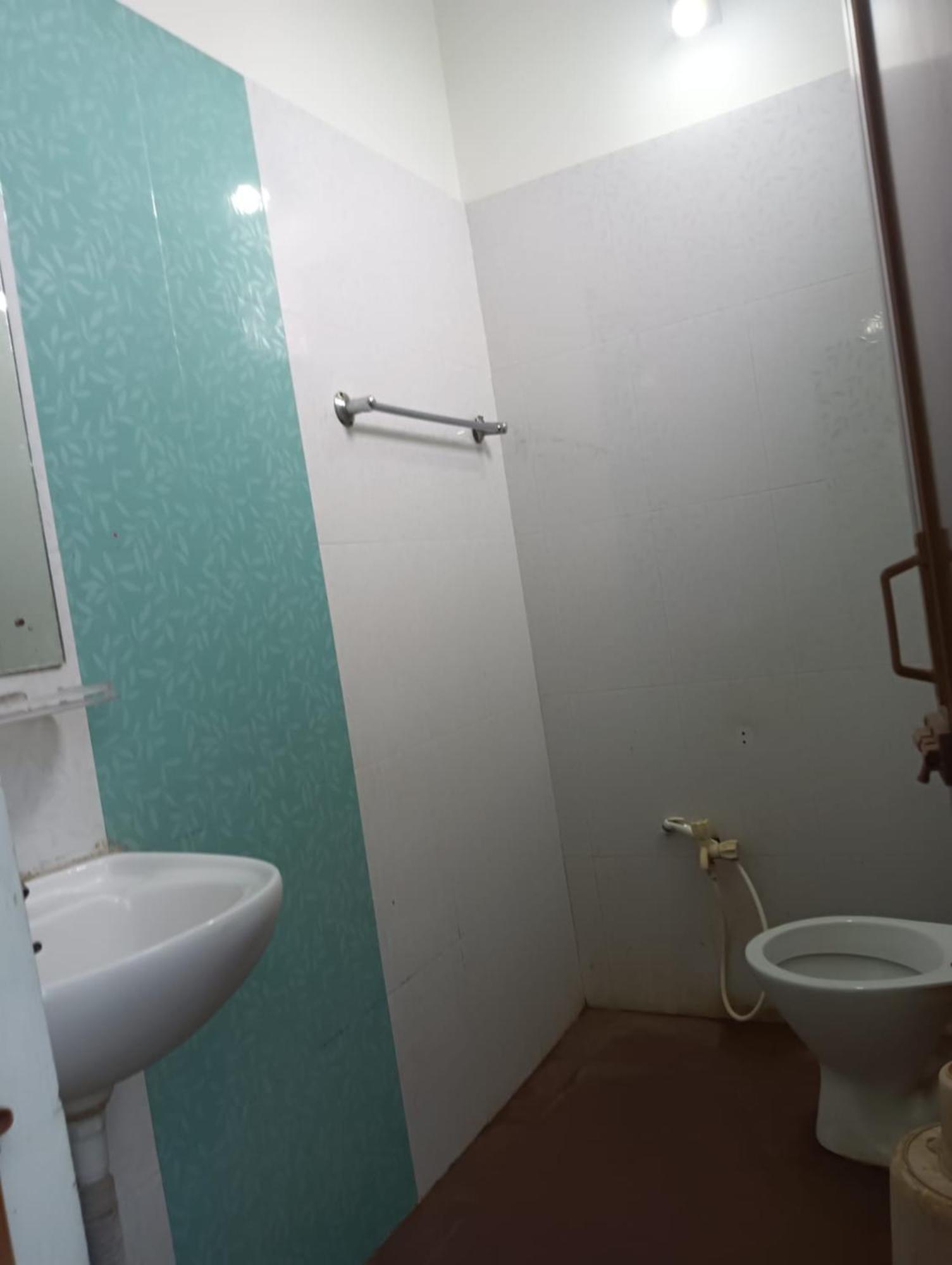 Hotel D2 Holiday Inn -Near Niladri Sea Beach - Puri - Official Verified Buitenkant foto